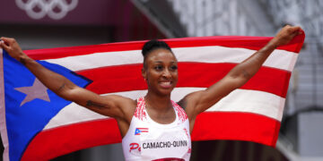 ARCHIVO - Jasmine Camacho-Quinn, de Puerto Rico, festeja luego de ganar los 100 metros con vallas en los Juegos Olímpicos de Tokio. (AP Foto/Matthias Schrader, archivo)