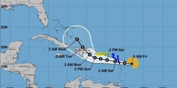 A las 5:00 de la mañana Fiona tenía vientos sostenidos en 50 millas por hora y se movía al oeste a 15 millas por hora. (Captura NOAA)