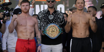 Saúl "Canelo" Álvarez y Gennady Golovkin posan durante la ceremonia del pesaje, el viernes 16 de septiembre, en Las Vegas. Foto: John Locher | AP