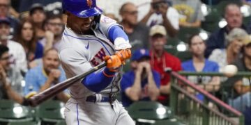 El boricua Francisco Lindor, de los Mets de Nueva York, batea un grand slam en el juego del martes 20 de septiembre de 2022, ante los Cerveceros de Milwaukee (AP Foto/Morry Gash)