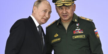 El presidente ruso Vladimir Putin y su ministro de defensa Sergei Shoigu. Foto: Sputnik, Kremlin Pool Photo via (AP)