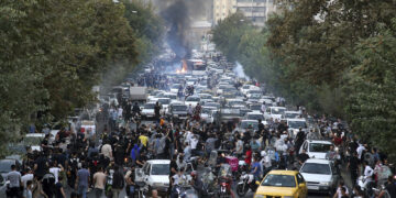 Manifestantes corean lemas contra el gobierno en una protesta por la muerte de una joven que fue detenida por la policía de moralidad, en Teherán. Foto obtenida por AP Foto)