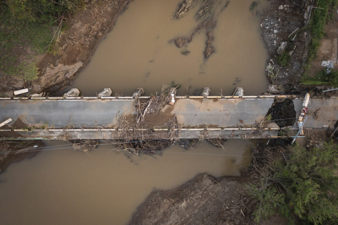 Puente dañado por el paso del huracán Fiona, en Villa Esperanza, en Salinas. Foto: Alejandro Granadillo | AP.