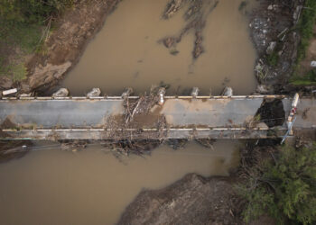 Puente dañado por el paso del huracán Fiona, en Villa Esperanza, en Salinas. Foto: Alejandro Granadillo | AP.