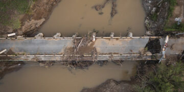 Puente dañado por el paso del huracán Fiona, en Villa Esperanza, en Salinas. Foto: Alejandro Granadillo | AP.