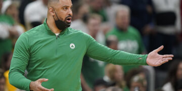 Ime Udoka, entrenador de los Boston Celtics. Foto: Steven Senne AP