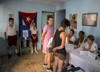 Dos mujeres se registran para votar en un colegio electoral durante el referéndum sobre el nuevo Código de Familia en La Habana, Cuba. Foto: Ramón Espinosa | AP