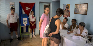 Dos mujeres se registran para votar en un colegio electoral durante el referéndum sobre el nuevo Código de Familia en La Habana, Cuba. Foto: Ramón Espinosa | AP