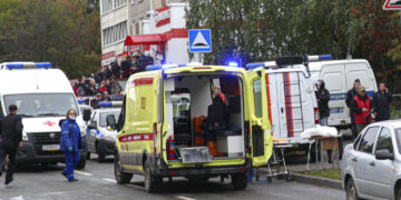 Policía y paramédicos trabajan en el lugar de un tiroteo en una escuela en Izhevsk, Rusia. Foto: AP