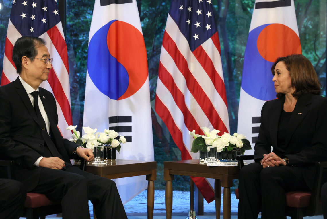 La vicepresidenta de Estados Unidos, Kamala Harris (derecha), durante una reunión bilateral con el primer ministro de Corea del Sur, Han Duck-soo. Foto: Leah Millis | Pool Foto (vía AP)