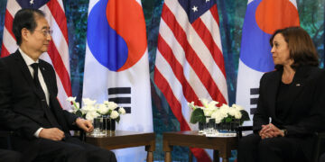 La vicepresidenta de Estados Unidos, Kamala Harris (derecha), durante una reunión bilateral con el primer ministro de Corea del Sur, Han Duck-soo. Foto: Leah Millis | Pool Foto (vía AP)