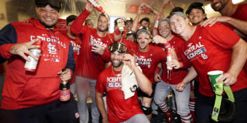 Los Cardenales de San Luis festejan la victoria sobre los Cerveceros de Milwaukee, que les dio el título de la División Central de la Liga Nacional. Foto: Morry Gash | AP