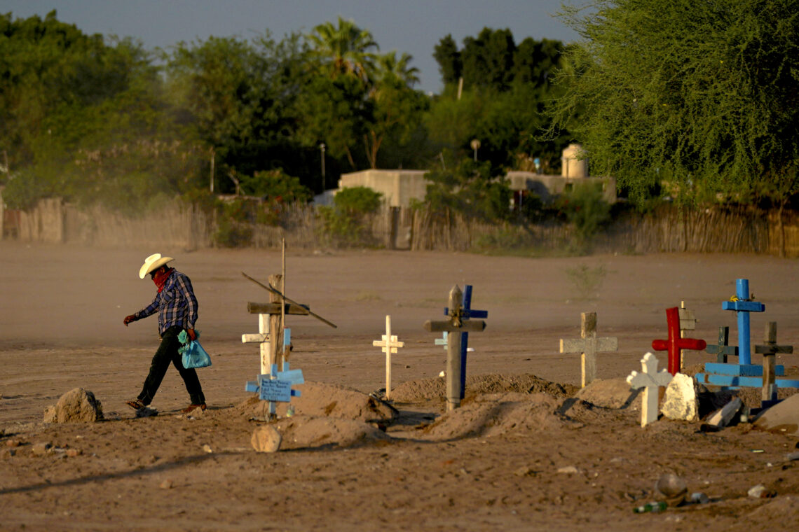 Cementerio donde se encuentra sepultado Tomás Rojo, un activista defensor del agua que fue asesinado en Pótam, en el noroeste de México. Foto: Fernando Llano | AP