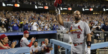 Albert Pujols festeja luego de conectar su jonrón 700. Foto: Ashley Landis / AP