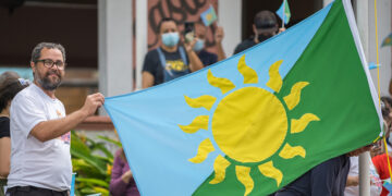 Arturo Massol con la bandera de la insurrección energética. Foto suministrada