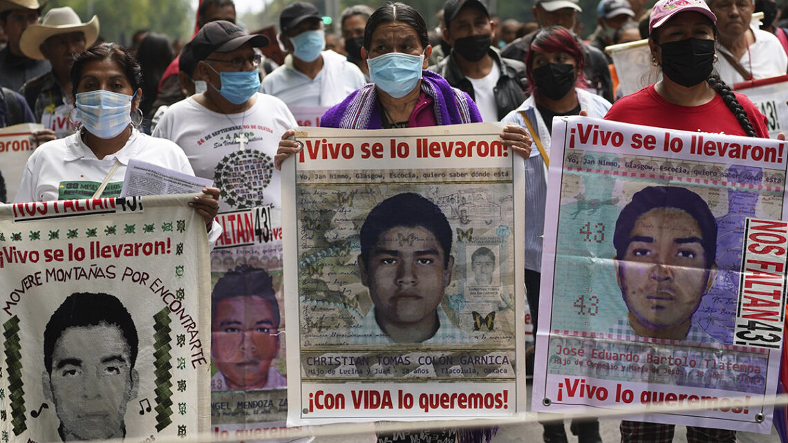 Marcha por justicia para los 43 estudiantes de Ayotzinapa desaparecidos. Foto: Marco Ugarte / AP