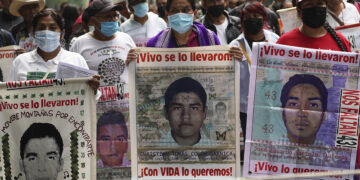 Marcha por justicia para los 43 estudiantes de Ayotzinapa desaparecidos. Foto: Marco Ugarte / AP