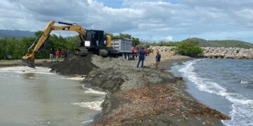 El municipio trabajó en la apertura de la boca del Río Guayanilla. Foto: Municipio de Guayanilla / Facebook