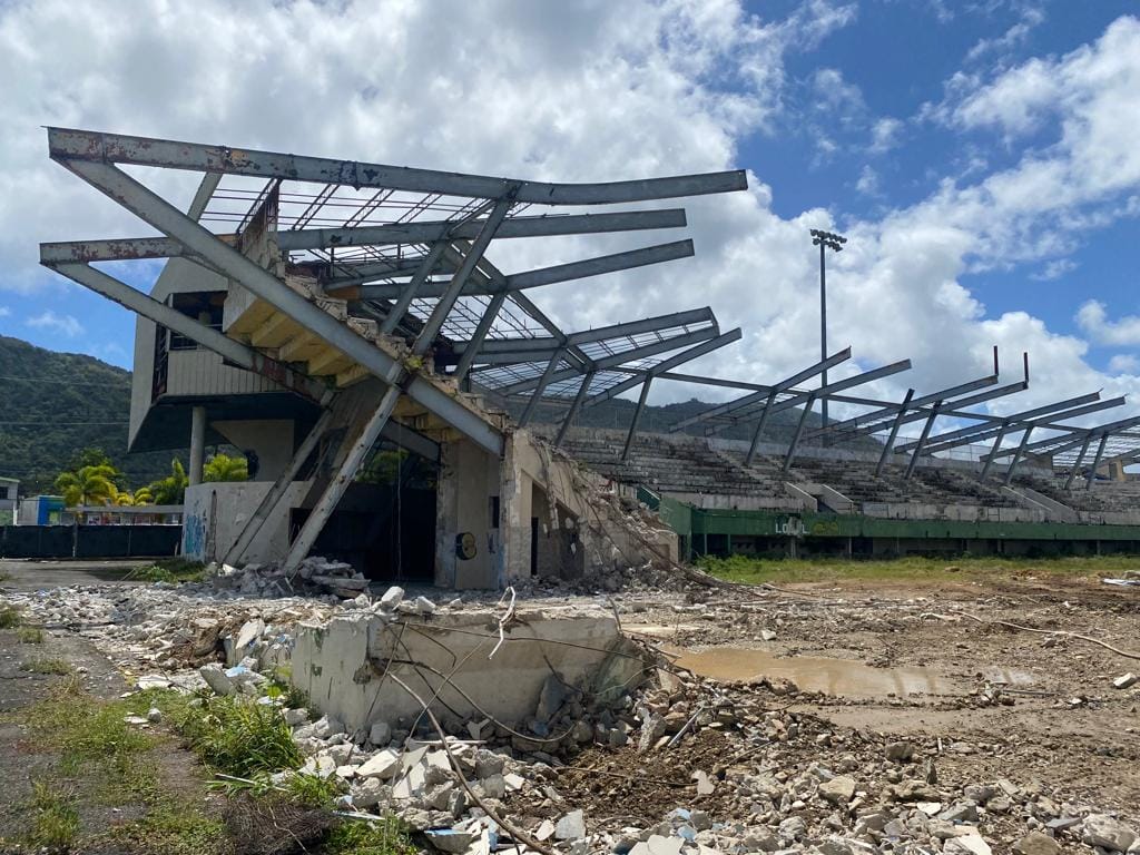 Demolición del estadio Félix Millán en Yabucoa. Foto: COR3 / Facebook