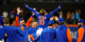 Eduardo Escobar (10), de los Mets de Nueva York, festeja con sus compañeros tras definir con un sencillo ante los Marlins de Miami, el miércoles 28 de septiembre de 2022, en Nueva York. Foto: AP/Frank Franklin II