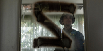 Un militar ucraniano revisa una escuela infantil con una "Z" pintada en la puerta, en un recinto que fue utilizado por fuerzas rusas en la recién retomada zona de Kapitolivka, Ucrania, el domingo 25 de septiembre de 2022. Foto: AP/Evgeniy Maloletka