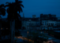 Un vecindario permanec a oscuras durante un apagón provocado por el paso del huracán Ian en La Habana, Cuba, la madrugada del miércoles 28 de septiembre de 2022. Foto: AP/Ismael Francisco