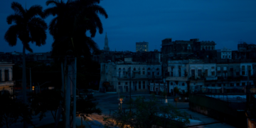 Un vecindario permanec a oscuras durante un apagón provocado por el paso del huracán Ian en La Habana, Cuba, la madrugada del miércoles 28 de septiembre de 2022. Foto: AP/Ismael Francisco