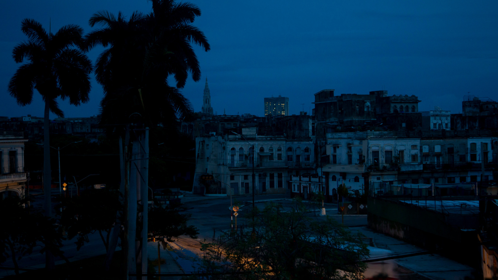 Un vecindario permanec a oscuras durante un apagón provocado por el paso del huracán Ian en La Habana, Cuba, la madrugada del miércoles 28 de septiembre de 2022. Foto: AP/Ismael Francisco