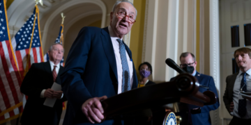 El líder de la mayoría en el Senado, el demócrata Chuck Schumer, habla con los periodistas en la sede del Congreso de EEUU. Foto AP/J. Scott Applewhite