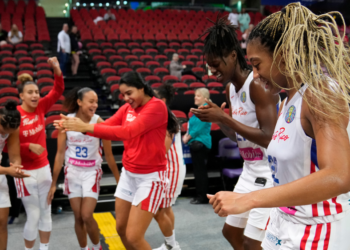 La puertorriqueña Arella Guirantes (derecha) celebra con compañeras tras derrotar a Corea del Sur en el partido del Mundial femenino de baloncesto en Sydney, Australia. Foto: AP/Mark Baker