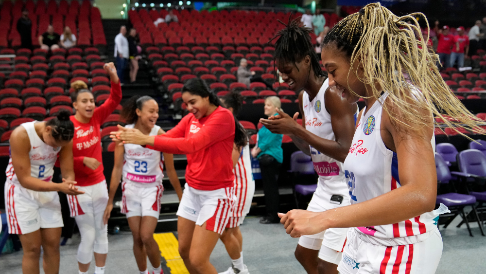 La puertorriqueña Arella Guirantes (derecha) celebra con compañeras tras derrotar a Corea del Sur en el partido del Mundial femenino de baloncesto en Sydney, Australia. Foto: AP/Mark Baker