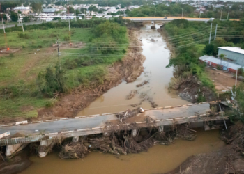 Vista de un puente dañado tras el paso del huracán Fiona, en Villa Esperanza, Salinas. Foto: AP/Alejandro Granadillo)
