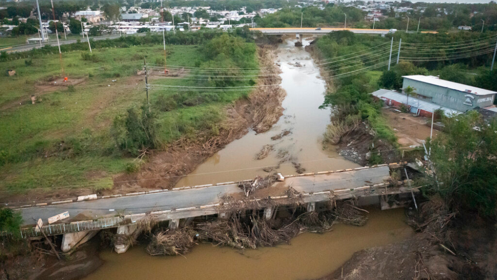 Vista de un puente dañado tras el paso del huracán Fiona, en Villa Esperanza, Salinas. Foto: AP/Alejandro Granadillo)