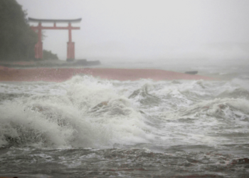 Olas golpean la costa en Miyazaki, en el sur de Japón, el domingo 18 de septiembre de 2022, mientras un poderoso tifón se acerca a Japón. (Foto: Kyodo News via AP)