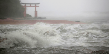 Olas golpean la costa en Miyazaki, en el sur de Japón, el domingo 18 de septiembre de 2022, mientras un poderoso tifón se acerca a Japón. (Foto: Kyodo News via AP)
