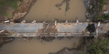 Puente dañado por el huracán Fiona en Villa Esperanza, Salinas. Foto: Alejandro Granadillo / AP