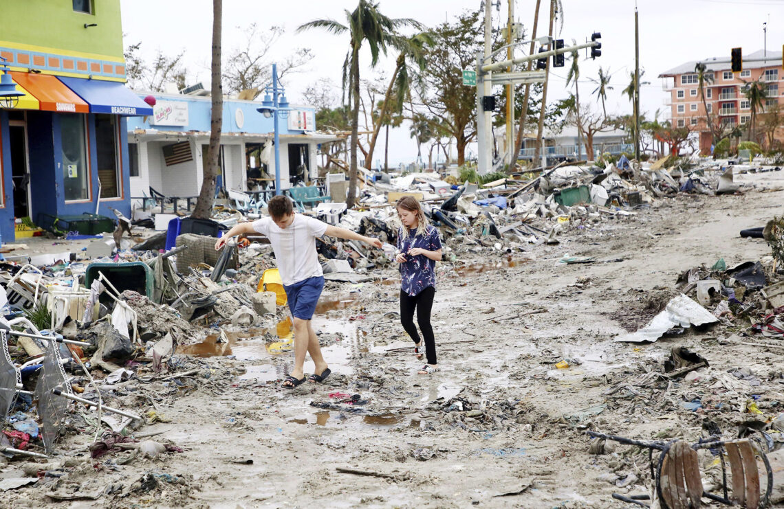 Jake Moses y Heather Jones en Fort Myers Beach, Florida, tras el paso del huracán Ian. Foto: Douglas R. Clifford / Tampa Bay Times vía AP