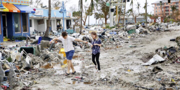 Jake Moses y Heather Jones en Fort Myers Beach, Florida, tras el paso del huracán Ian. Foto: Douglas R. Clifford / Tampa Bay Times vía AP