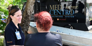 Representante de Med Centro brinda servicios en Salinas. Foto suministrada