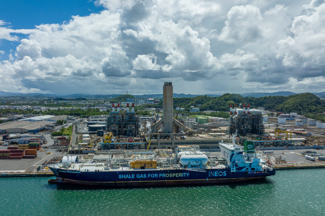 Buque IS INEOS Independence en el puerto de New Fortress Energy en San Juan. Foto por Ricardo Arduengo | Centro de Periodismo Investigativo