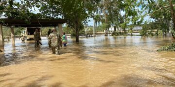 Dellymar Bernal con guardias nacionales. Foto suministrada