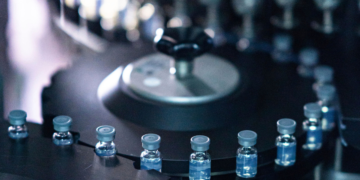 Vacuna de refuerzo de Pfizer-BioNTech contra el COVID-19. Foto: Pfizer (vía AP)