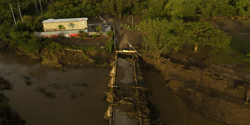 Puente parcialmente colapsado en la comunidad de Río Jueyes de Salinas. Foto por Abimael Medina | CPI