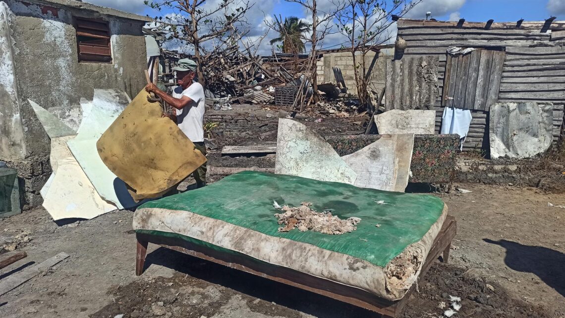 Benito Pérez Rodríguez en lo que queda de su casa en La Coloma, tras el huracán Ian. Foto: Ernesto Mastrascusa / EFE