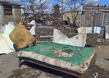 Benito Pérez Rodríguez en lo que queda de su casa en La Coloma, tras el huracán Ian. Foto: Ernesto Mastrascusa / EFE