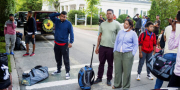 Migrantes enviados en avión de Texas a Massachusetts por el gobernador de Florida, Ron DeSantis. Foto: Ray Ewing/Vineyard Gazette vía AP