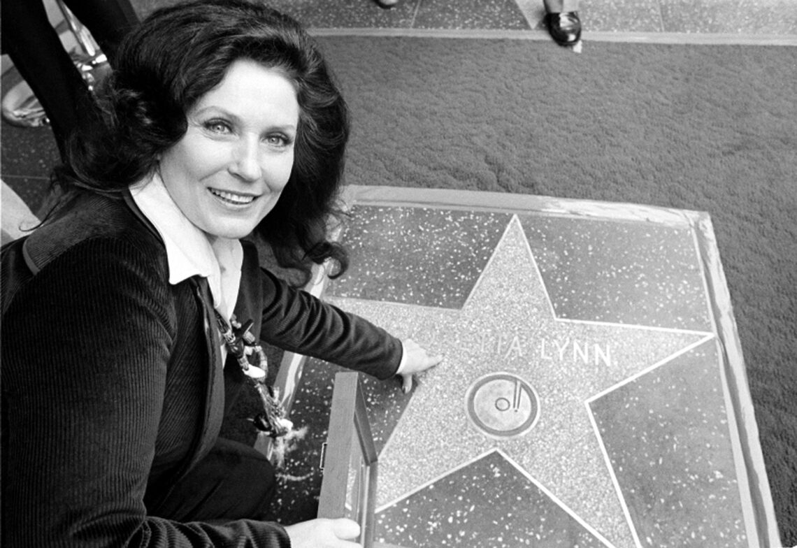 Loretta Lynn señala su estrella en el Paseo de la Fama el 8 de febrero de 1978.  Foto AP (archivo)