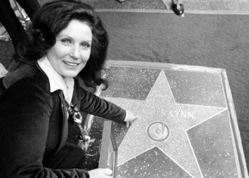 Loretta Lynn señala su estrella en el Paseo de la Fama el 8 de febrero de 1978.  Foto AP (archivo)