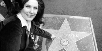 Loretta Lynn señala su estrella en el Paseo de la Fama el 8 de febrero de 1978.  Foto AP (archivo)