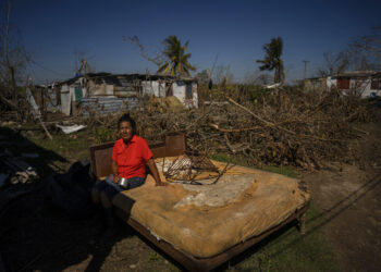 Mari Carmen Zambrano posa en su cama rota y mojada mientras la seca afuera de su casa que perdió el techo por el huracán Ian en La Coloma, en la provincia de Pinar del Río, Cuba. Foto: AP/Ramón Espinosa
